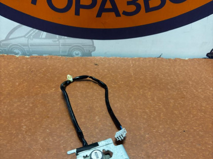 Личинка двери правая RB2